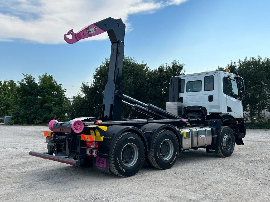 IVECO TRAKKER T-WAY AD380T NUOVO SCARRABILE - Horgos rakodó teherautó: 5 kép. IVECO TRAKKER T-WAY AD380T NUOVO SCARRABILE - Horgos rakodó teherautó: 5 kép.