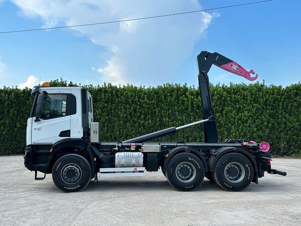 IVECO TRAKKER T-WAY AD380T NUOVO SCARRABILE - Horgos rakodó teherautó: 2 kép. IVECO TRAKKER T-WAY AD380T NUOVO SCARRABILE - Horgos rakodó teherautó: 2 kép.