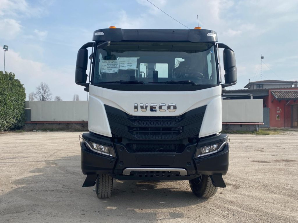 IVECO TRAKKER T-WAY AD510 NUOVO SCARRABILE - Horgos rakodó teherautó: 2 kép. IVECO TRAKKER T-WAY AD510 NUOVO SCARRABILE - Horgos rakodó teherautó: 2 kép.