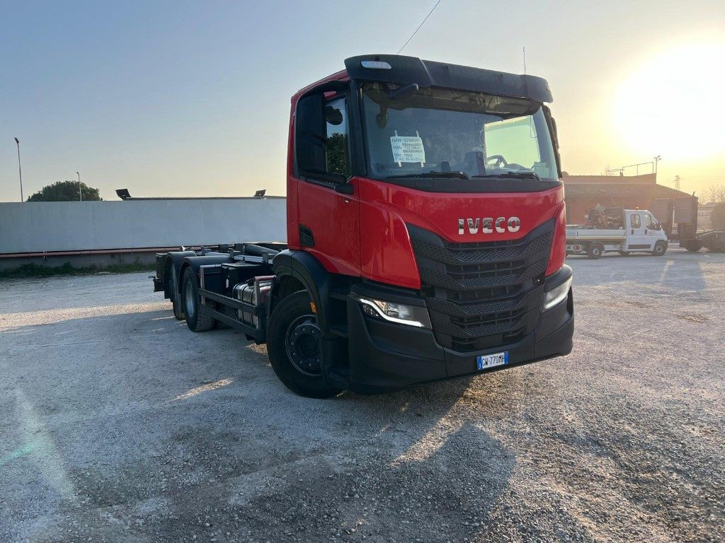 IVECO X-WAY AD260 NUOVO TARGATO SCARRABILE - Horgos rakodó teherautó: 2 kép. IVECO X-WAY AD260 NUOVO TARGATO SCARRABILE - Horgos rakodó teherautó: 2 kép.