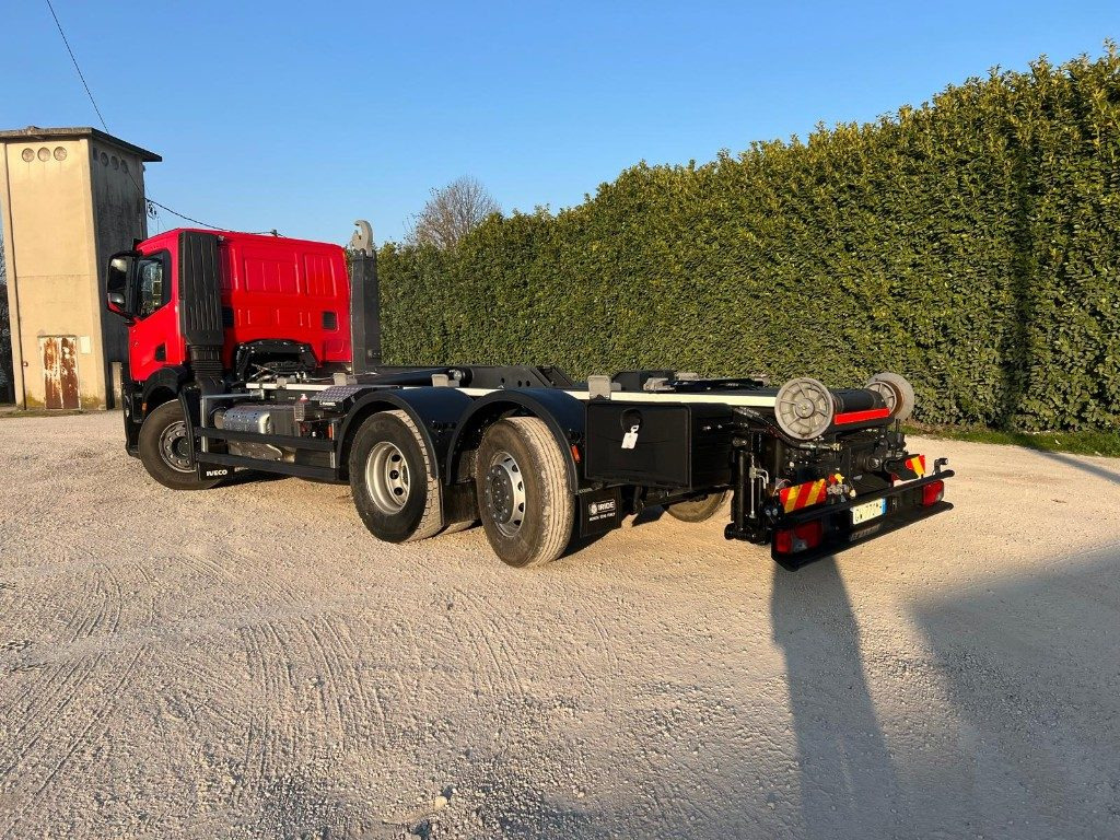 IVECO X-WAY AD260 NUOVO TARGATO SCARRABILE - Horgos rakodó teherautó: 3 kép. IVECO X-WAY AD260 NUOVO TARGATO SCARRABILE - Horgos rakodó teherautó: 3 kép.