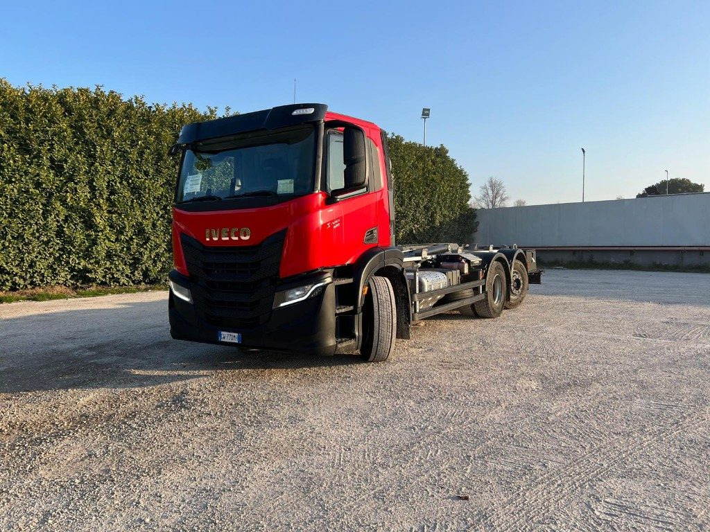 IVECO X-WAY AD260 NUOVO TARGATO SCARRABILE - Horgos rakodó teherautó: 1 kép. IVECO X-WAY AD260 NUOVO TARGATO SCARRABILE - Horgos rakodó teherautó: 1 kép.
