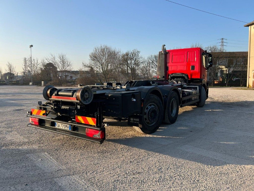 IVECO X-WAY AD260 NUOVO TARGATO SCARRABILE - Horgos rakodó teherautó: 4 kép. IVECO X-WAY AD260 NUOVO TARGATO SCARRABILE - Horgos rakodó teherautó: 4 kép.