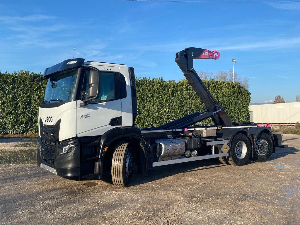 IVECO X-WAY AD280X48 NUOVO SCARRABILE PASSO 4500 - Horgos rakodó teherautó: 1 kép. IVECO X-WAY AD280X48 NUOVO SCARRABILE PASSO 4500 - Horgos rakodó teherautó: 1 kép.