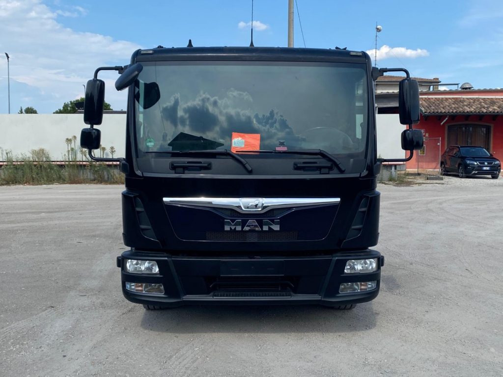 MAN TGL 12.220 CON SCARRABILE NUOVO - Horgos rakodó teherautó: 2 kép. MAN TGL 12.220 CON SCARRABILE NUOVO - Horgos rakodó teherautó: 2 kép.