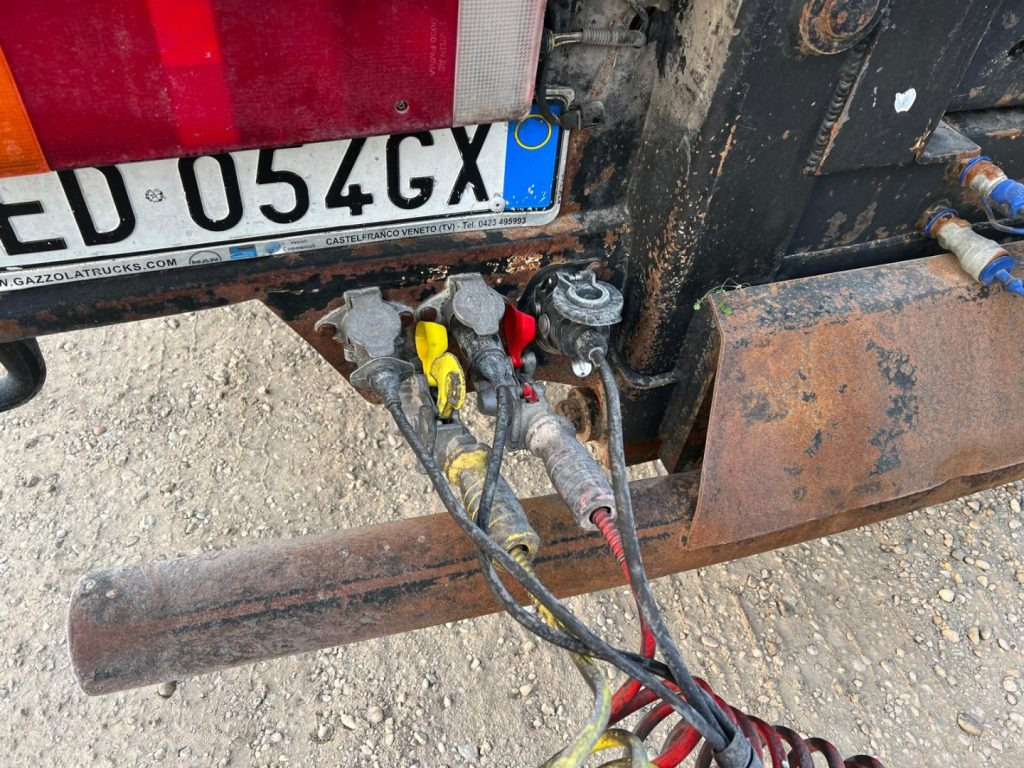 MAN TGX 26.440 SCARRABILE CON GRU - Horgos rakodó teherautó: 5 kép. MAN TGX 26.440 SCARRABILE CON GRU - Horgos rakodó teherautó: 5 kép.