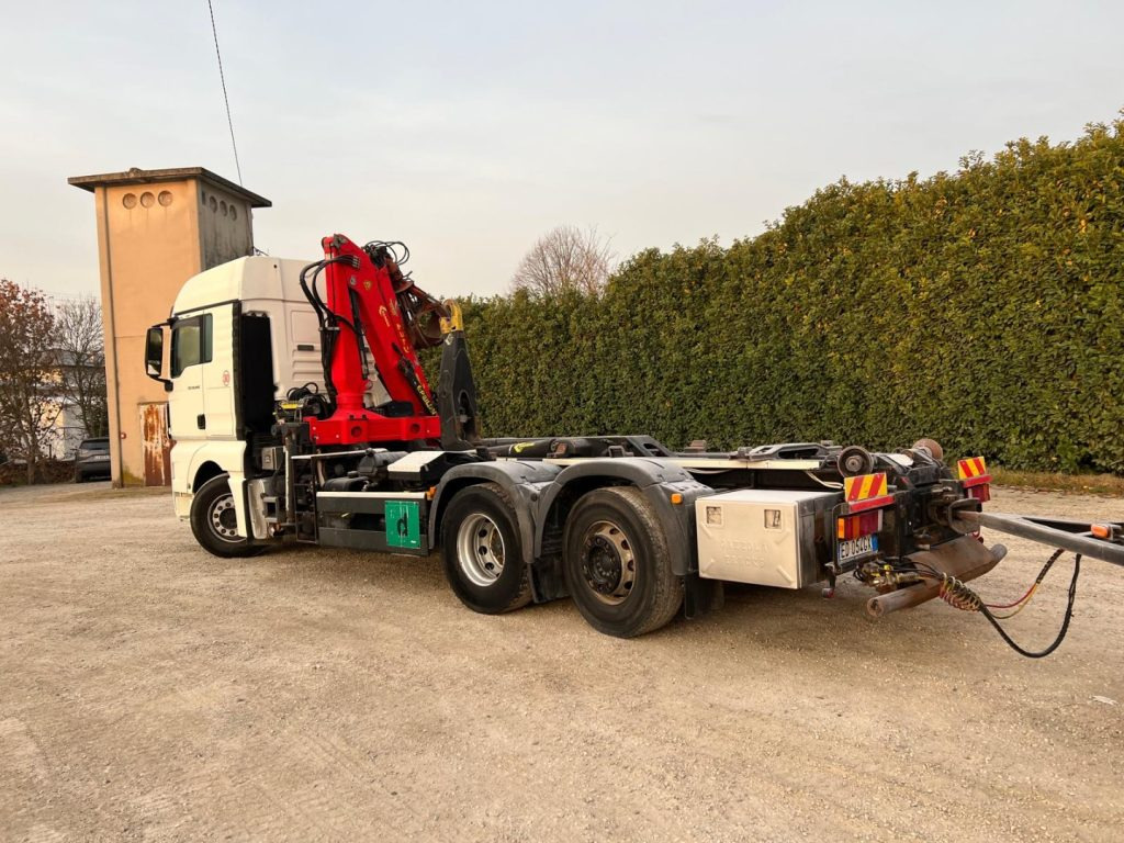 MAN TGX 26.440 SCARRABILE CON GRU - Horgos rakodó teherautó: 4 kép. MAN TGX 26.440 SCARRABILE CON GRU - Horgos rakodó teherautó: 4 kép.