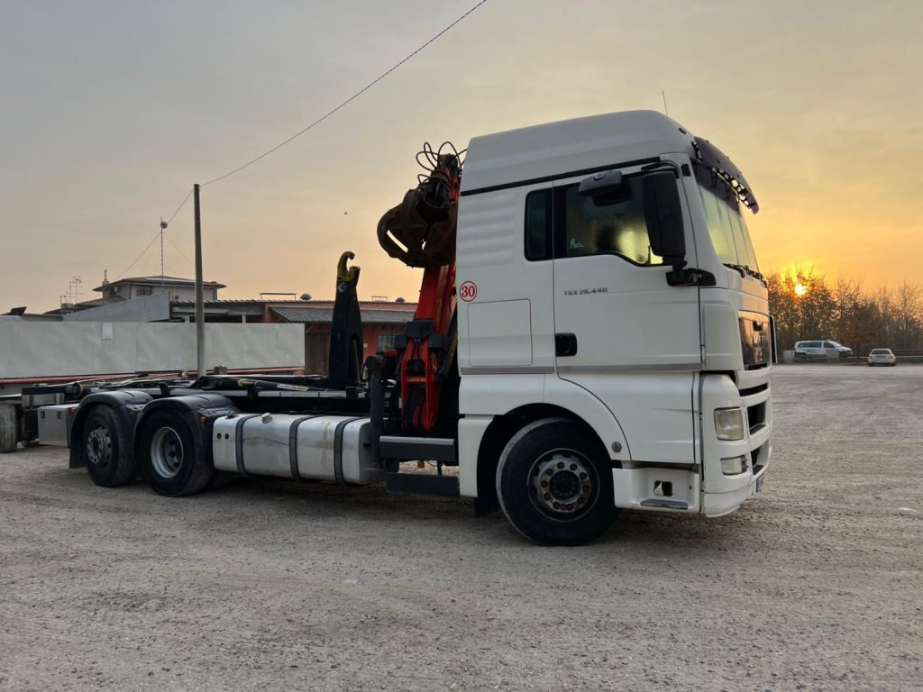 Horgos rakodó teherautó MAN TGX 26.440 SCARRABILE CON GRU: 7 kép.