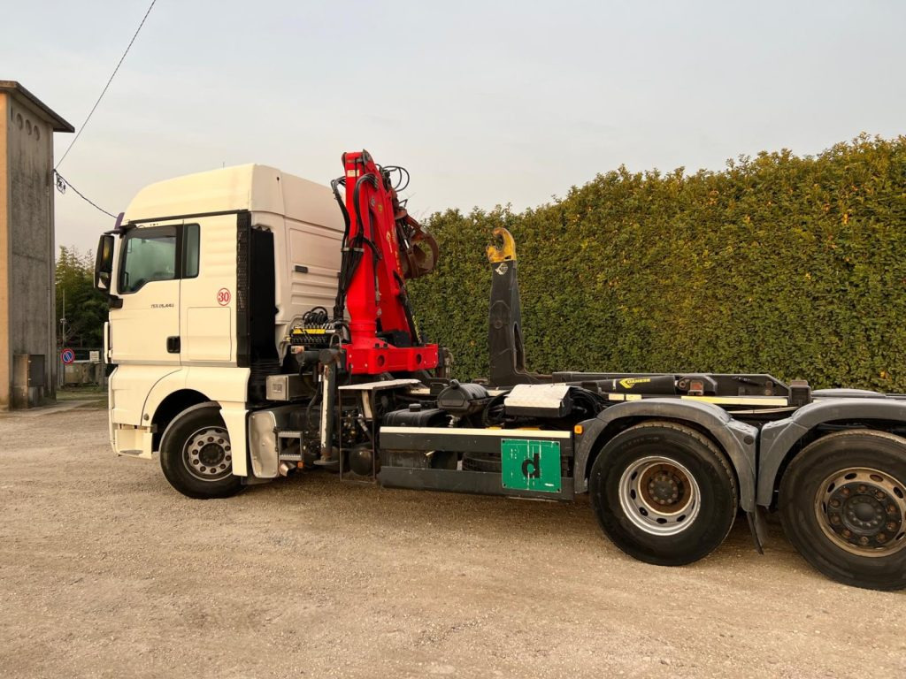 MAN TGX 26.440 SCARRABILE CON GRU - Horgos rakodó teherautó: 3 kép. MAN TGX 26.440 SCARRABILE CON GRU - Horgos rakodó teherautó: 3 kép.