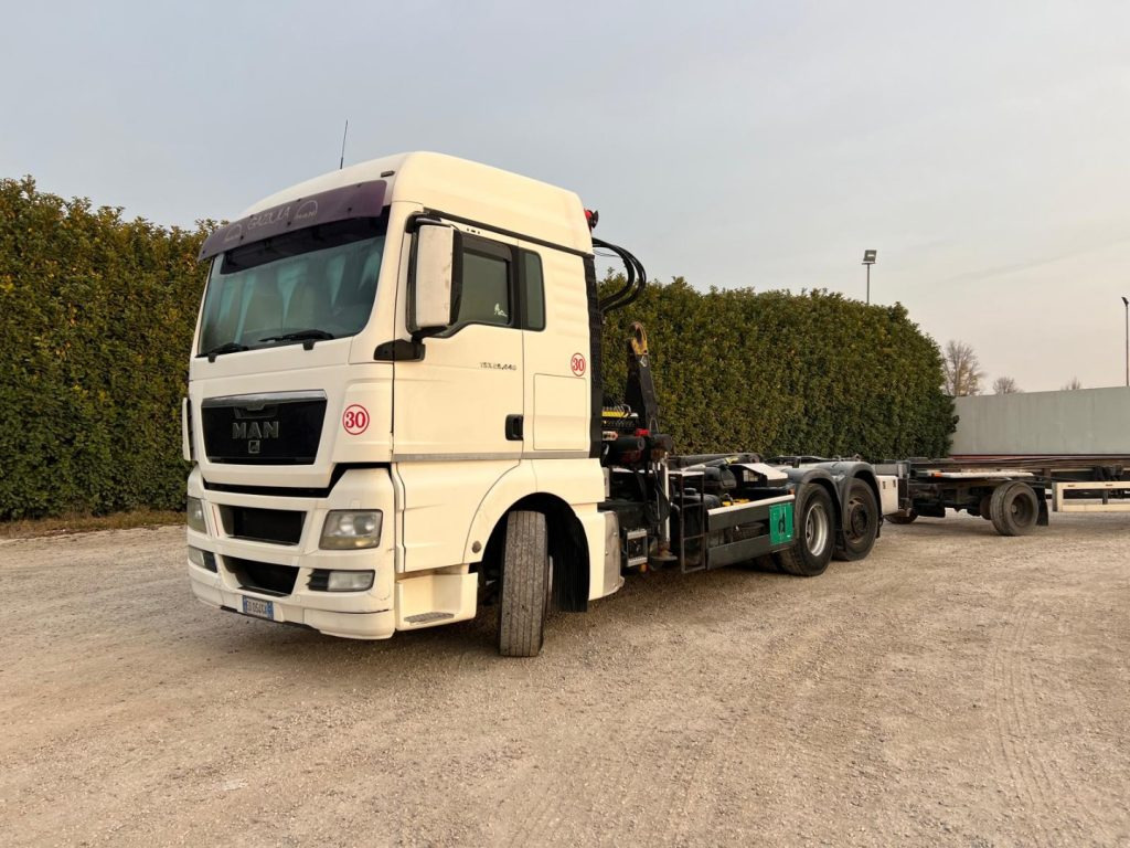 MAN TGX 26.440 SCARRABILE CON GRU - Horgos rakodó teherautó: 1 kép. MAN TGX 26.440 SCARRABILE CON GRU - Horgos rakodó teherautó: 1 kép.