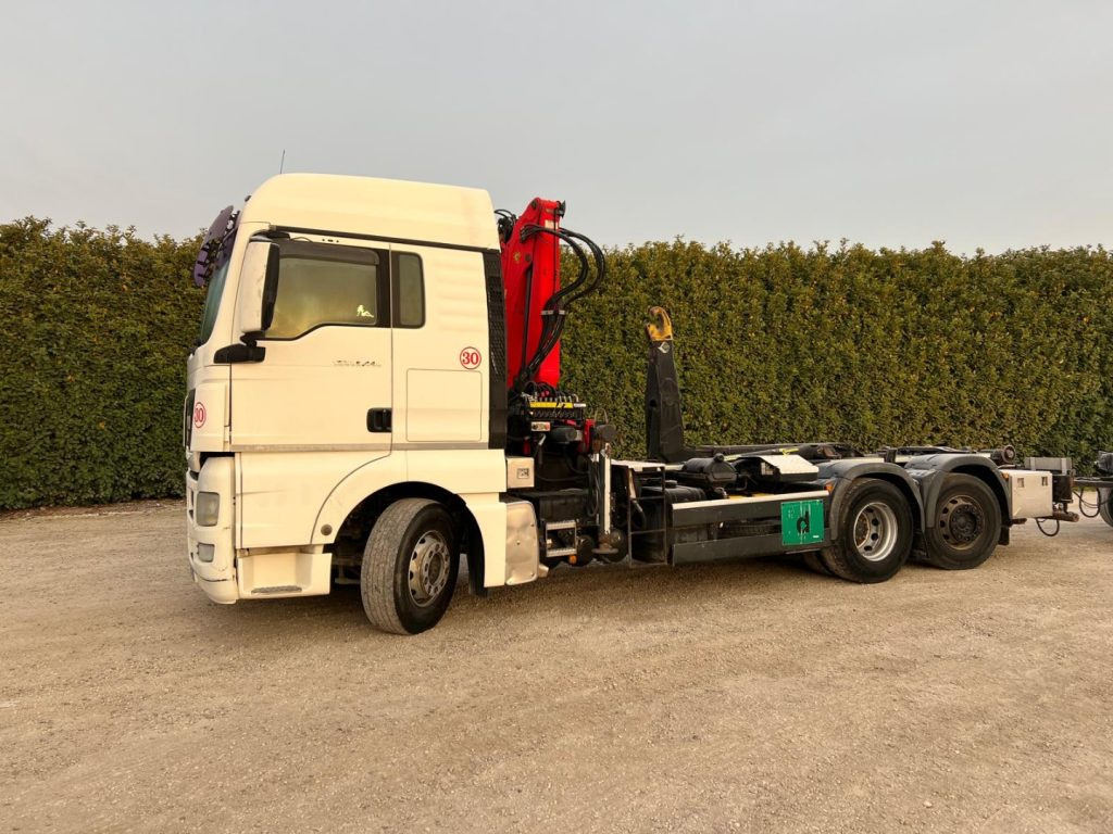 MAN TGX 26.440 SCARRABILE CON GRU - Horgos rakodó teherautó: 2 kép. MAN TGX 26.440 SCARRABILE CON GRU - Horgos rakodó teherautó: 2 kép.