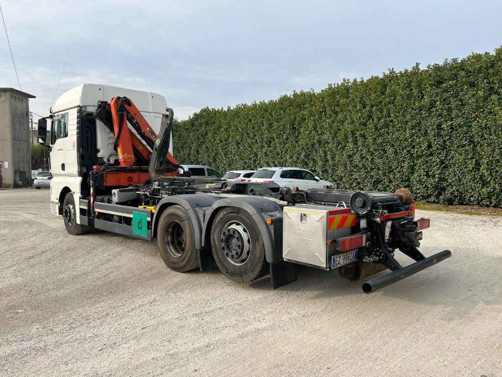 MAN TGX 26.480 SCARRABILE CON GRU DIETRO CABINA - Horgos rakodó teherautó: 5 kép. MAN TGX 26.480 SCARRABILE CON GRU DIETRO CABINA - Horgos rakodó teherautó: 5 kép.