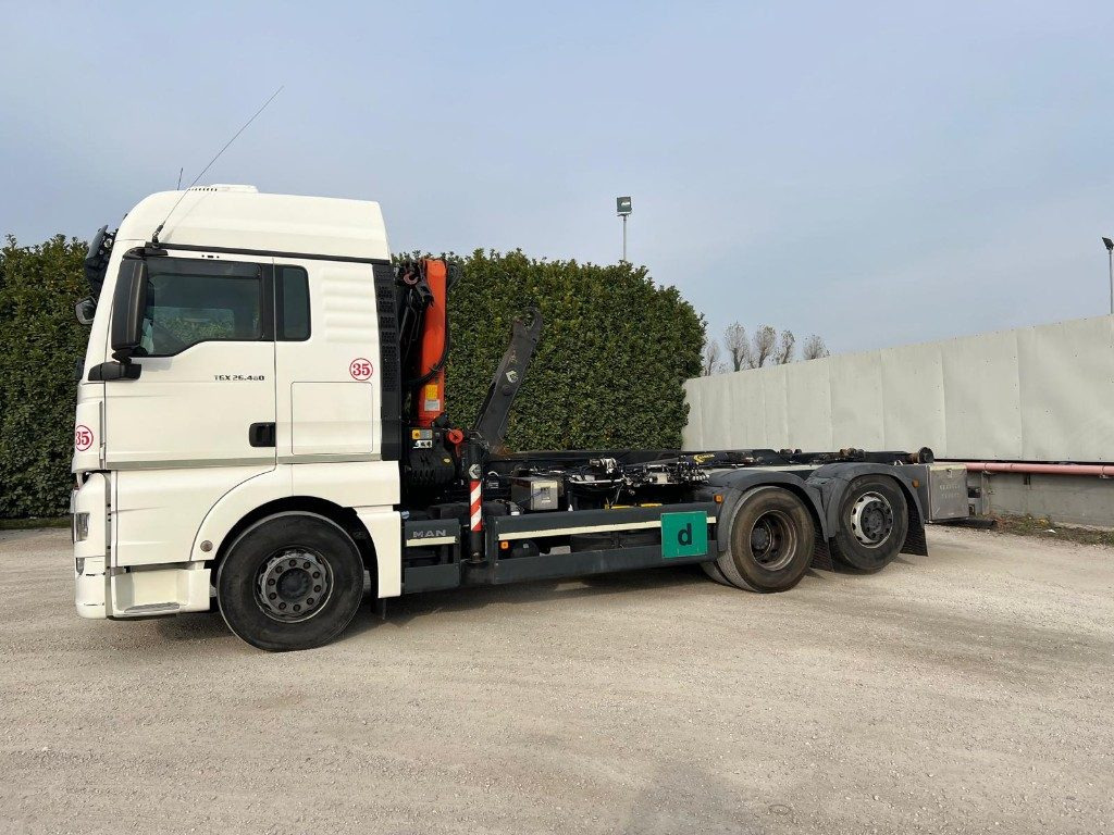 MAN TGX 26.480 SCARRABILE CON GRU DIETRO CABINA - Horgos rakodó teherautó: 2 kép. MAN TGX 26.480 SCARRABILE CON GRU DIETRO CABINA - Horgos rakodó teherautó: 2 kép.