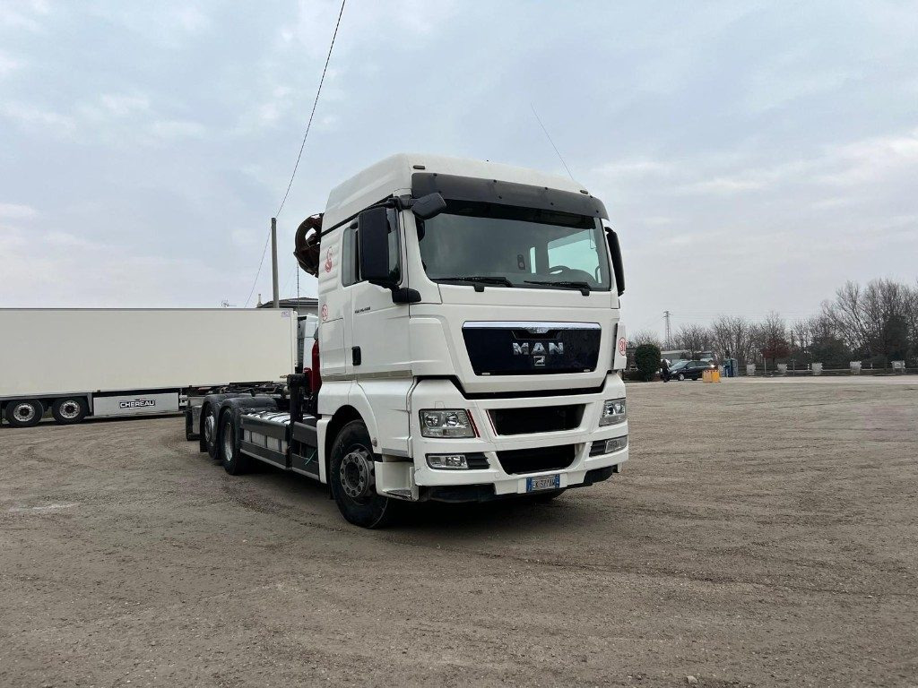 MAN TGX 26.480 SCARRABILE CON GRU - Horgos rakodó teherautó: 2 kép. MAN TGX 26.480 SCARRABILE CON GRU - Horgos rakodó teherautó: 2 kép.