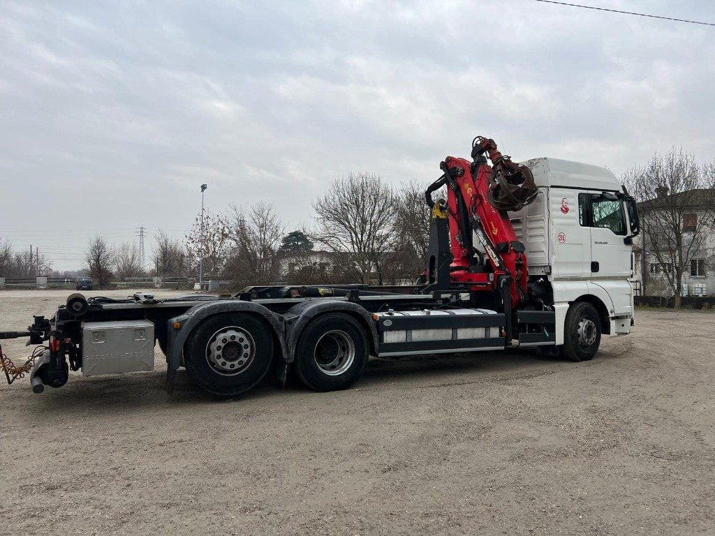 Horgos rakodó teherautó MAN TGX 26.480 SCARRABILE CON GRU: 7 kép.