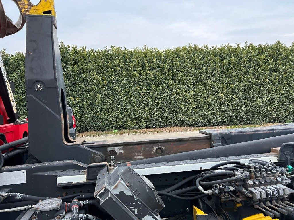 Horgos rakodó teherautó MAN TGX 26.480 SCARRABILE CON GRU: 10 kép.