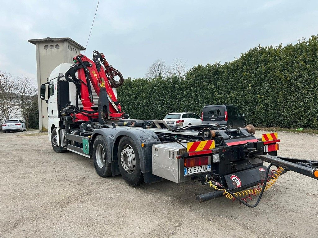 MAN TGX 26.480 SCARRABILE CON GRU - Horgos rakodó teherautó: 5 kép. MAN TGX 26.480 SCARRABILE CON GRU - Horgos rakodó teherautó: 5 kép.