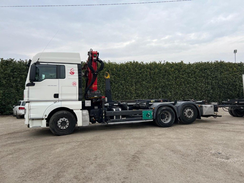 MAN TGX 26.480 SCARRABILE CON GRU - Horgos rakodó teherautó: 3 kép. MAN TGX 26.480 SCARRABILE CON GRU - Horgos rakodó teherautó: 3 kép.