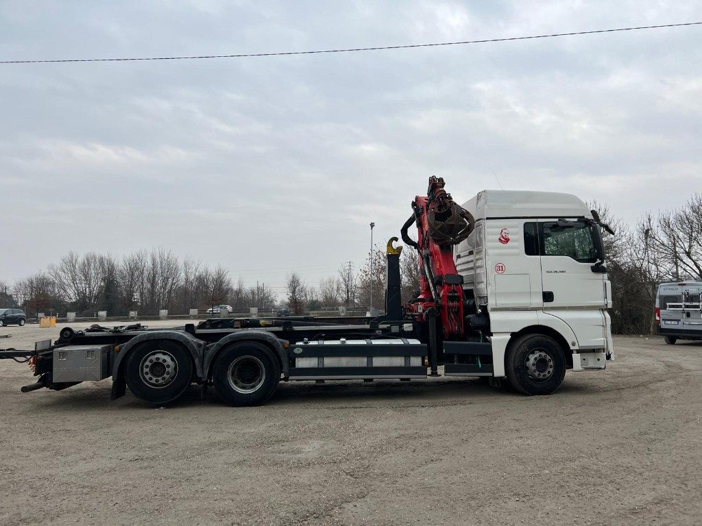 Horgos rakodó teherautó MAN TGX 26.480 SCARRABILE CON GRU: 8 kép.