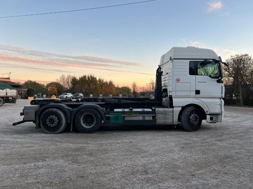 MAN TGX 26.480 USATO SCARRABILE - Horgos rakodó teherautó: 5 kép. MAN TGX 26.480 USATO SCARRABILE - Horgos rakodó teherautó: 5 kép.