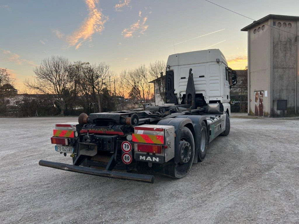 MAN TGX 26.480 USATO SCARRABILE - Horgos rakodó teherautó: 4 kép. MAN TGX 26.480 USATO SCARRABILE - Horgos rakodó teherautó: 4 kép.