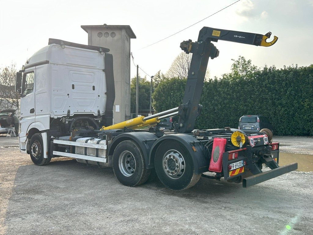 MERCEDES ACTROS 25.51 SCARRABILE - Horgos rakodó teherautó: 4 kép. MERCEDES ACTROS 25.51 SCARRABILE - Horgos rakodó teherautó: 4 kép.