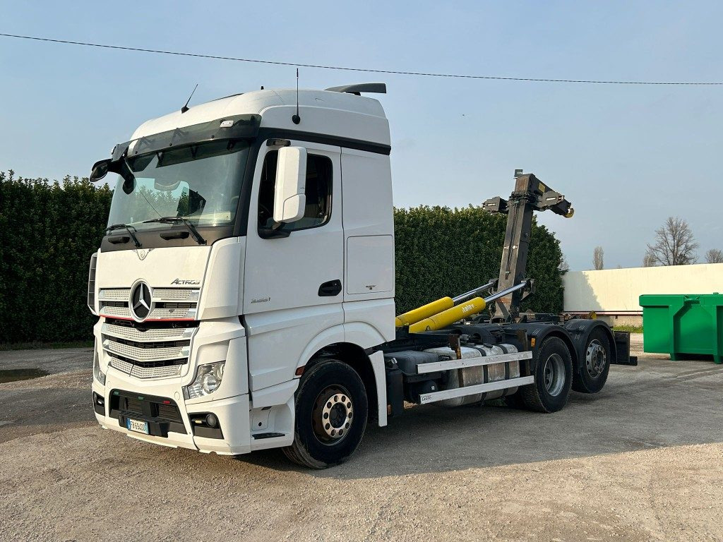 MERCEDES ACTROS 25.51 SCARRABILE - Horgos rakodó teherautó: 1 kép. MERCEDES ACTROS 25.51 SCARRABILE - Horgos rakodó teherautó: 1 kép.