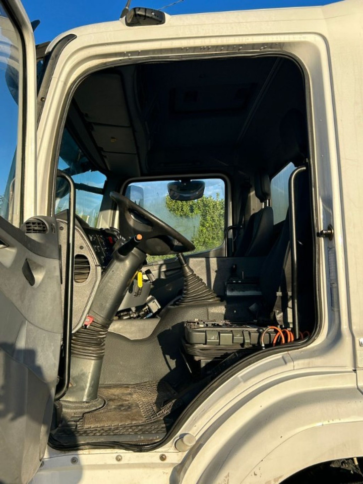 MERCEDES-BENZ MERCEDES 2533 SCARRABILE - Horgos rakodó teherautó: 5 kép. MERCEDES-BENZ MERCEDES 2533 SCARRABILE - Horgos rakodó teherautó: 5 kép.
