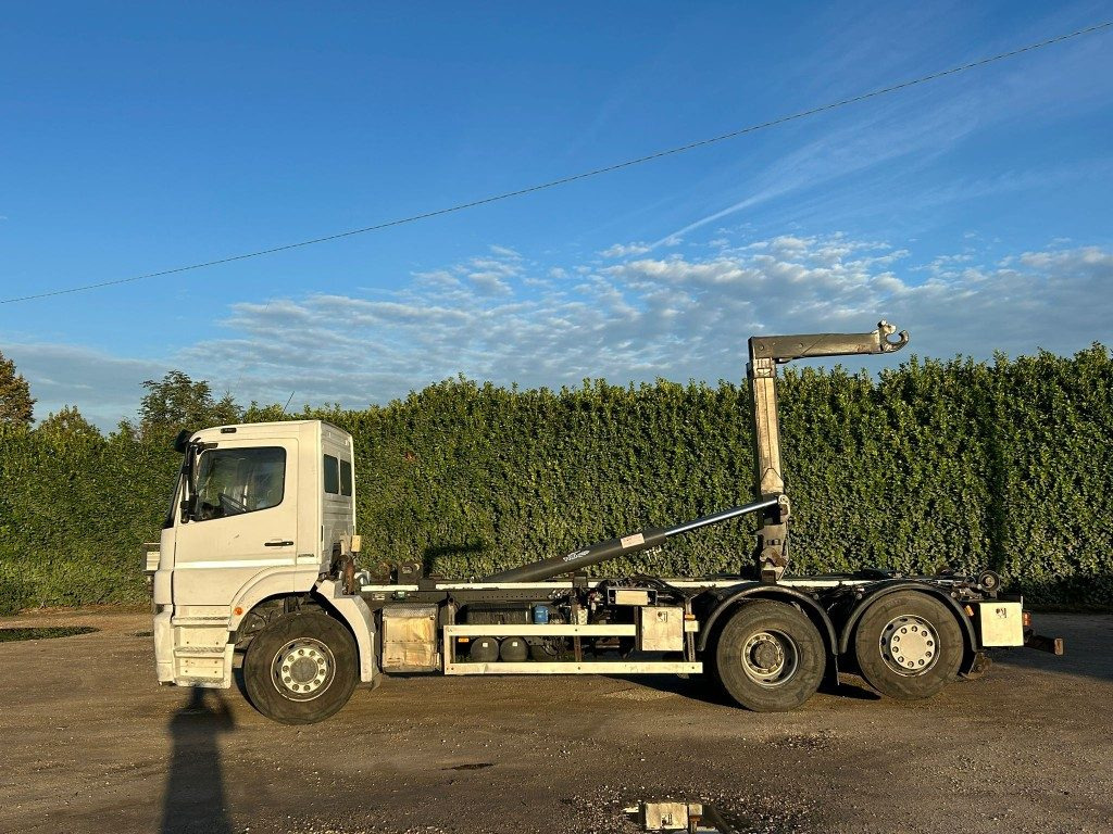 MERCEDES-BENZ MERCEDES 2533 SCARRABILE - Horgos rakodó teherautó: 3 kép. MERCEDES-BENZ MERCEDES 2533 SCARRABILE - Horgos rakodó teherautó: 3 kép.