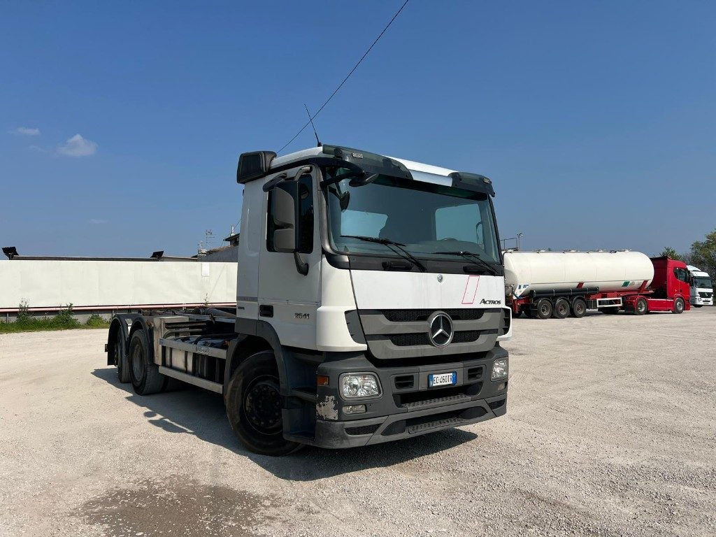 MERCEDES-BENZ MERCEDES ACTROS 25.41 SCARRABILE - Horgos rakodó teherautó: 2 kép. MERCEDES-BENZ MERCEDES ACTROS 25.41 SCARRABILE - Horgos rakodó teherautó: 2 kép.