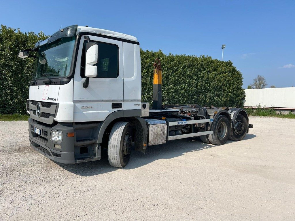 MERCEDES-BENZ MERCEDES ACTROS 25.41 SCARRABILE - Horgos rakodó teherautó: 1 kép. MERCEDES-BENZ MERCEDES ACTROS 25.41 SCARRABILE - Horgos rakodó teherautó: 1 kép.