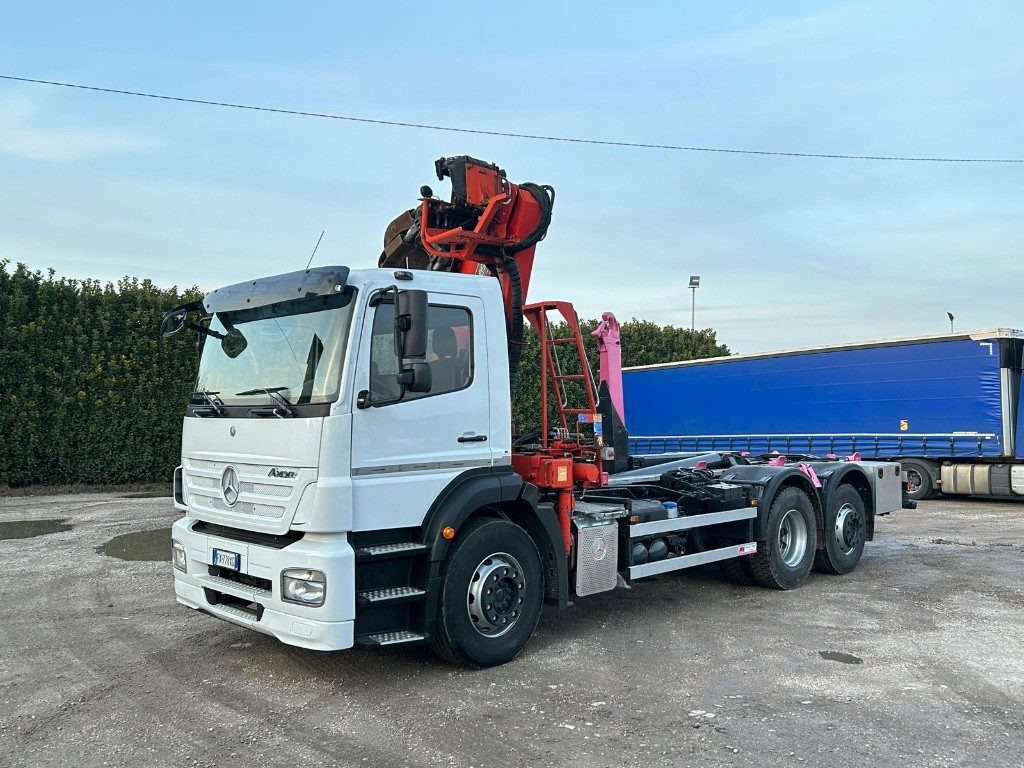 MERCEDES-BENZ MERCEDES AXOR 2533 SCARRABILE CON GRU E POLIPO - Horgos rakodó teherautó: 2 kép. MERCEDES-BENZ MERCEDES AXOR 2533 SCARRABILE CON GRU E POLIPO - Horgos rakodó teherautó: 2 kép.