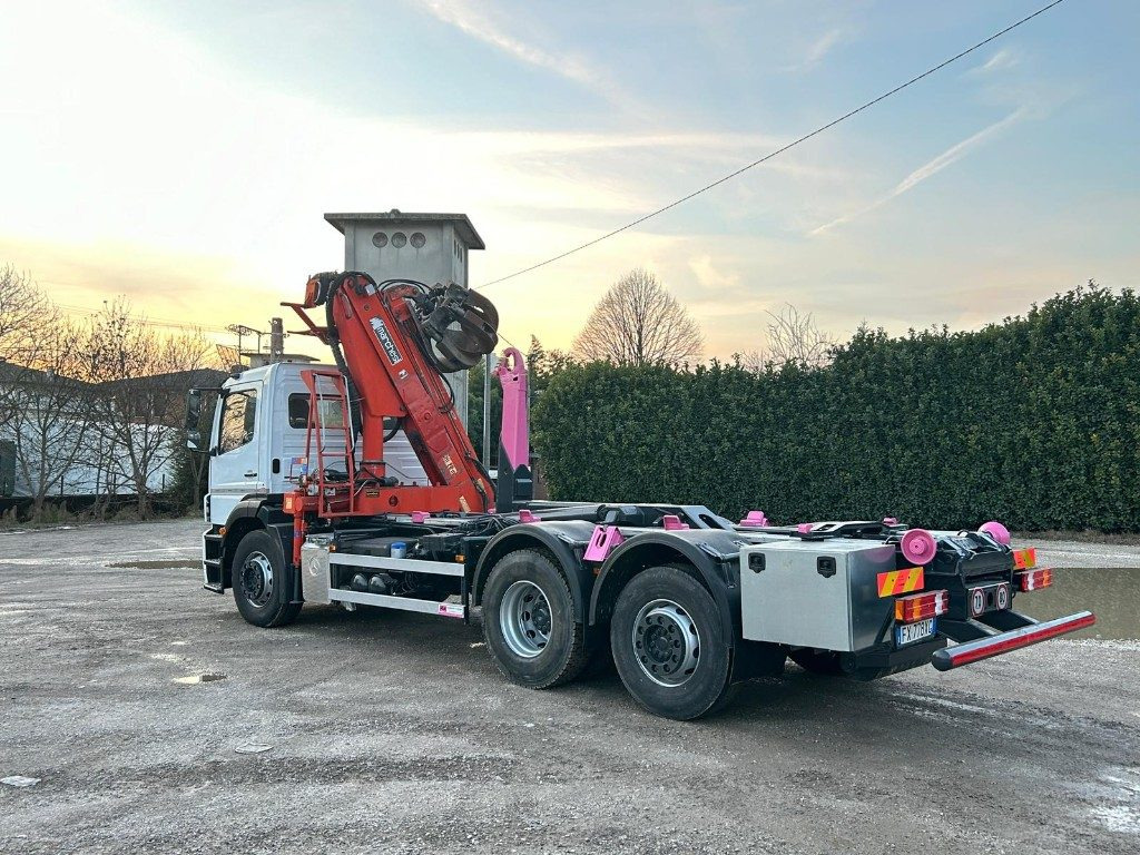 MERCEDES-BENZ MERCEDES AXOR 2533 SCARRABILE CON GRU E POLIPO - Horgos rakodó teherautó: 3 kép. MERCEDES-BENZ MERCEDES AXOR 2533 SCARRABILE CON GRU E POLIPO - Horgos rakodó teherautó: 3 kép.