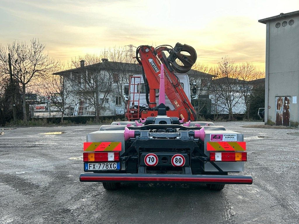 MERCEDES-BENZ MERCEDES AXOR 2533 SCARRABILE CON GRU E POLIPO - Horgos rakodó teherautó: 4 kép. MERCEDES-BENZ MERCEDES AXOR 2533 SCARRABILE CON GRU E POLIPO - Horgos rakodó teherautó: 4 kép.