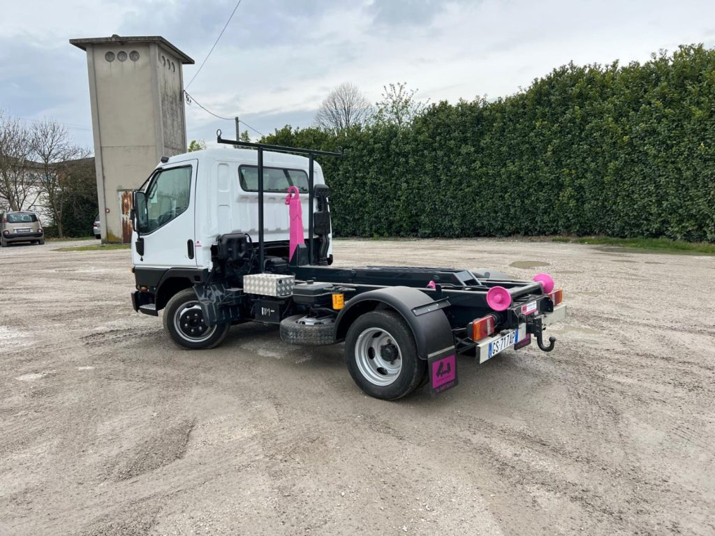 MITSUBISHI CANTER 3.0 SCARRABILE - Horgos rakodó teherautó: 4 kép. MITSUBISHI CANTER 3.0 SCARRABILE - Horgos rakodó teherautó: 4 kép.