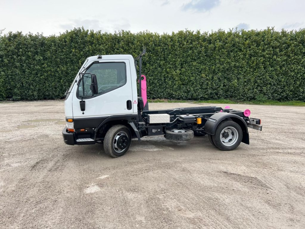 MITSUBISHI CANTER 3.0 SCARRABILE - Horgos rakodó teherautó: 3 kép. MITSUBISHI CANTER 3.0 SCARRABILE - Horgos rakodó teherautó: 3 kép.