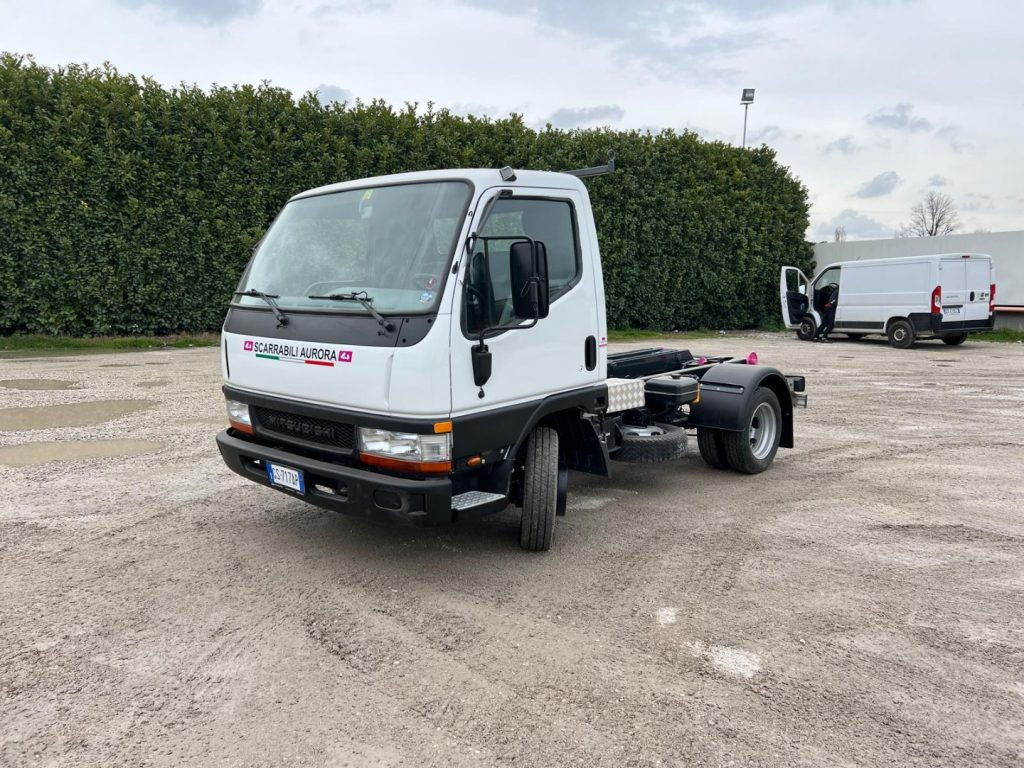 MITSUBISHI CANTER 3.0 SCARRABILE - Horgos rakodó teherautó: 1 kép. MITSUBISHI CANTER 3.0 SCARRABILE - Horgos rakodó teherautó: 1 kép.