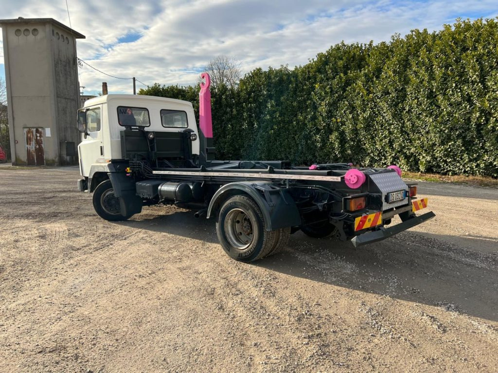 NISSAN 130/115 SCARRABILE - Horgos rakodó teherautó: 3 kép. NISSAN 130/115 SCARRABILE - Horgos rakodó teherautó: 3 kép.