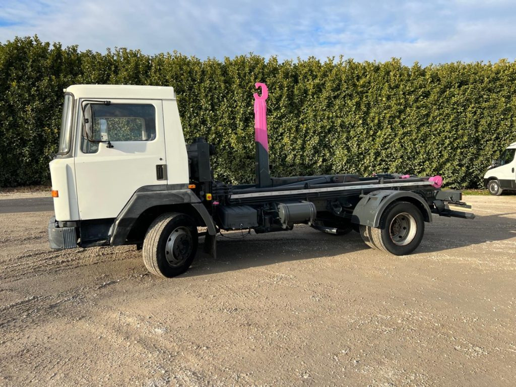 NISSAN 130/115 SCARRABILE - Horgos rakodó teherautó: 2 kép. NISSAN 130/115 SCARRABILE - Horgos rakodó teherautó: 2 kép.