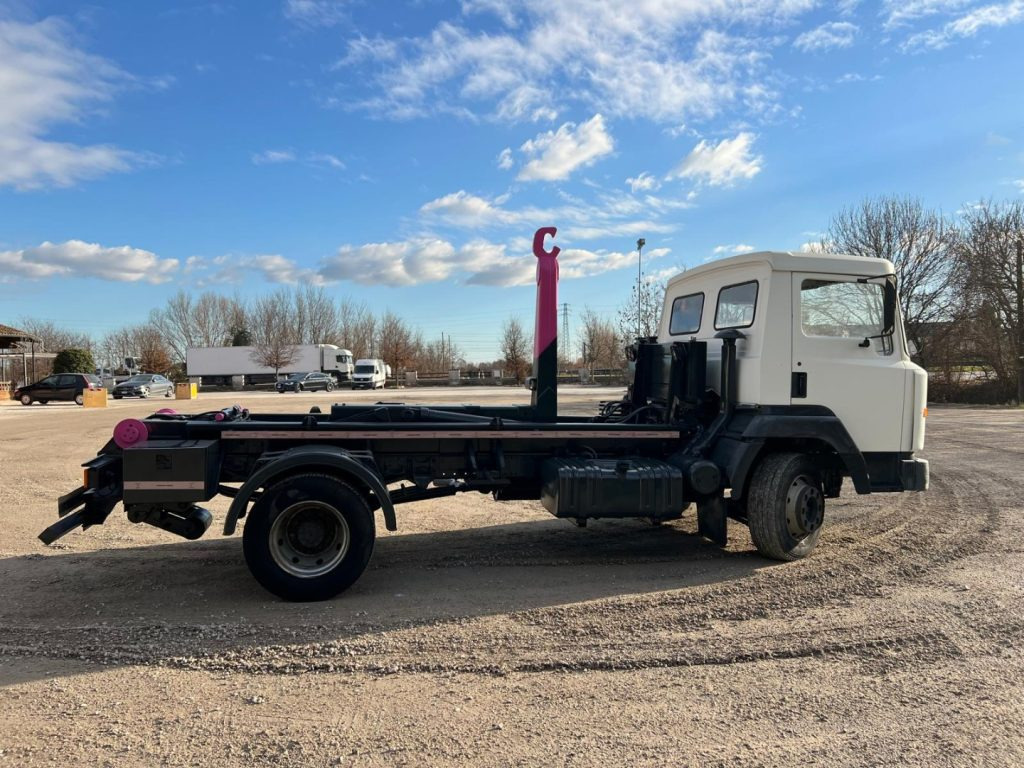 NISSAN 130/115 SCARRABILE - Horgos rakodó teherautó: 5 kép. NISSAN 130/115 SCARRABILE - Horgos rakodó teherautó: 5 kép.
