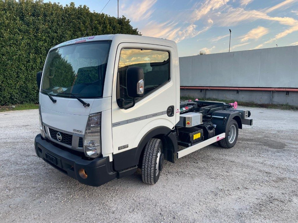 NISSAN NT400 SCARRABILE PATENTE B - Horgos rakodó teherautó: 1 kép. NISSAN NT400 SCARRABILE PATENTE B - Horgos rakodó teherautó: 1 kép.