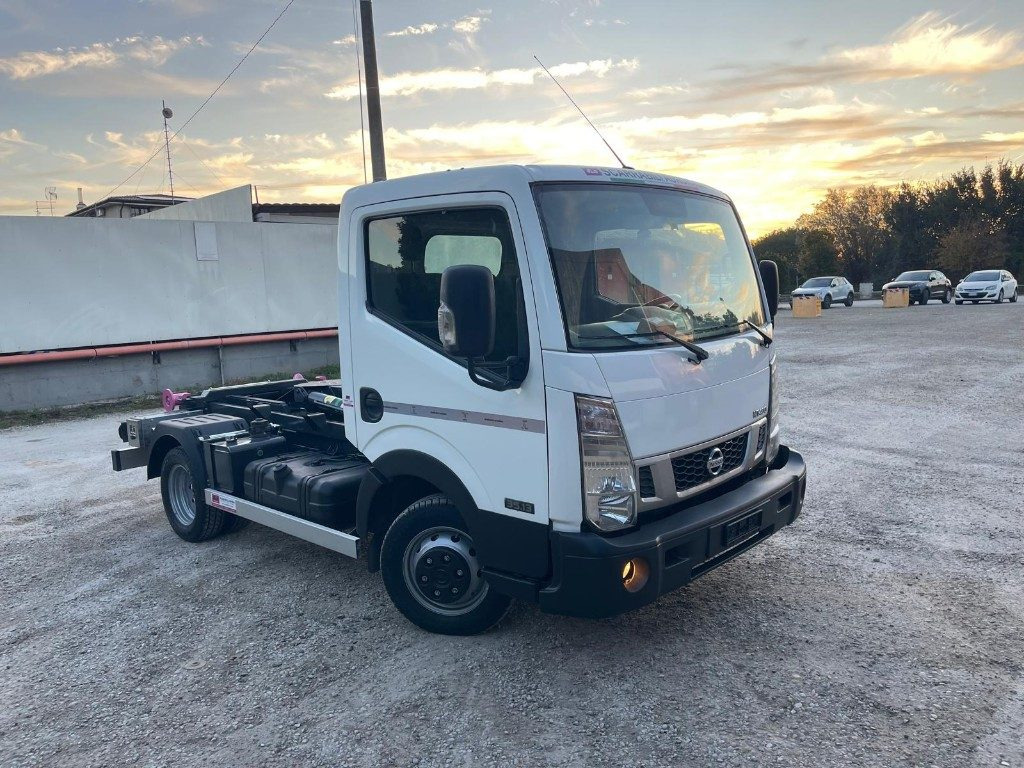 NISSAN NT400 SCARRABILE PATENTE B - Horgos rakodó teherautó: 3 kép. NISSAN NT400 SCARRABILE PATENTE B - Horgos rakodó teherautó: 3 kép.