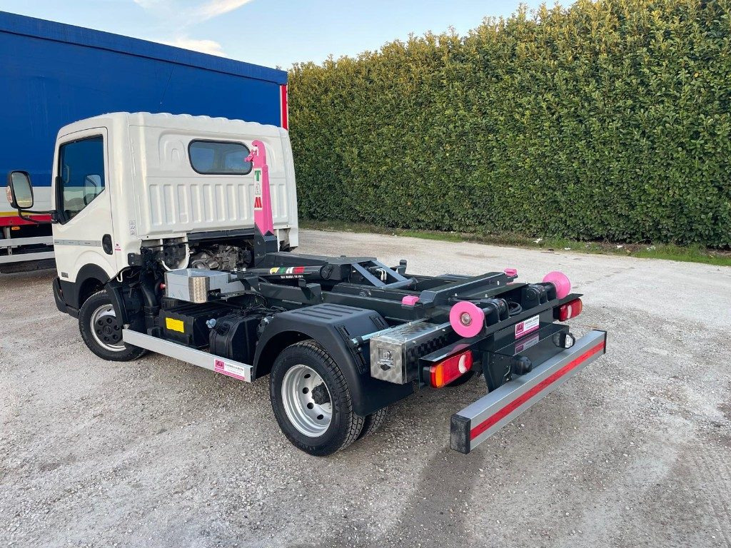 Horgos rakodó teherautó NISSAN NT400 SCARRABILE PATENTE B: 7 kép. Horgos rakodó teherautó NISSAN NT400 SCARRABILE PATENTE B: 7 kép.