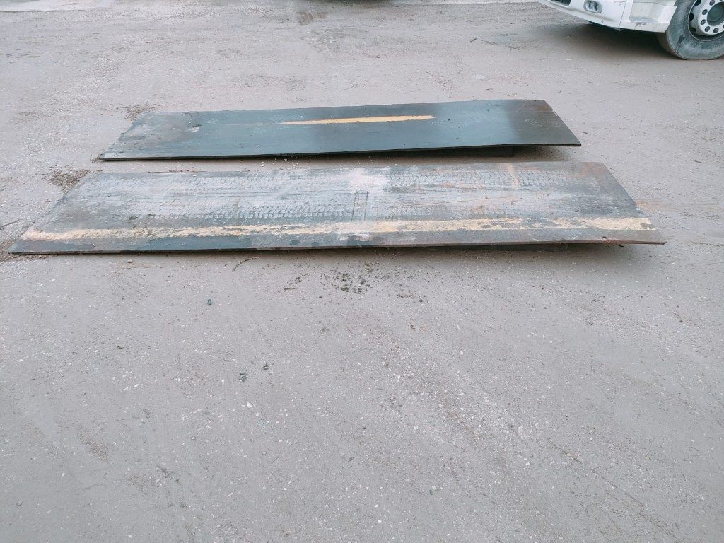 PEDANE IN FERRO PER CONTAINER - Karosszéria és külső - Cserefelépítmény/ Konténer: 5 kép. PEDANE IN FERRO PER CONTAINER - Karosszéria és külső - Cserefelépítmény/ Konténer: 5 kép.