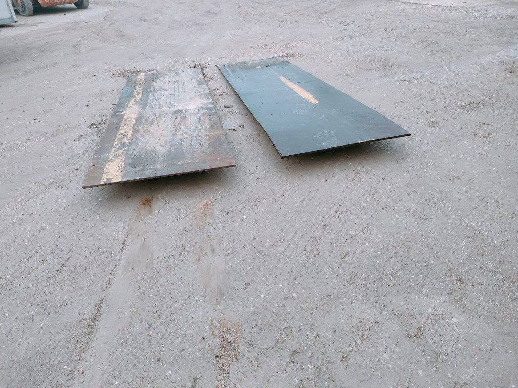 PEDANE IN FERRO PER CONTAINER - Karosszéria és külső - Cserefelépítmény/ Konténer: 1 kép. PEDANE IN FERRO PER CONTAINER - Karosszéria és külső - Cserefelépítmény/ Konténer: 1 kép.