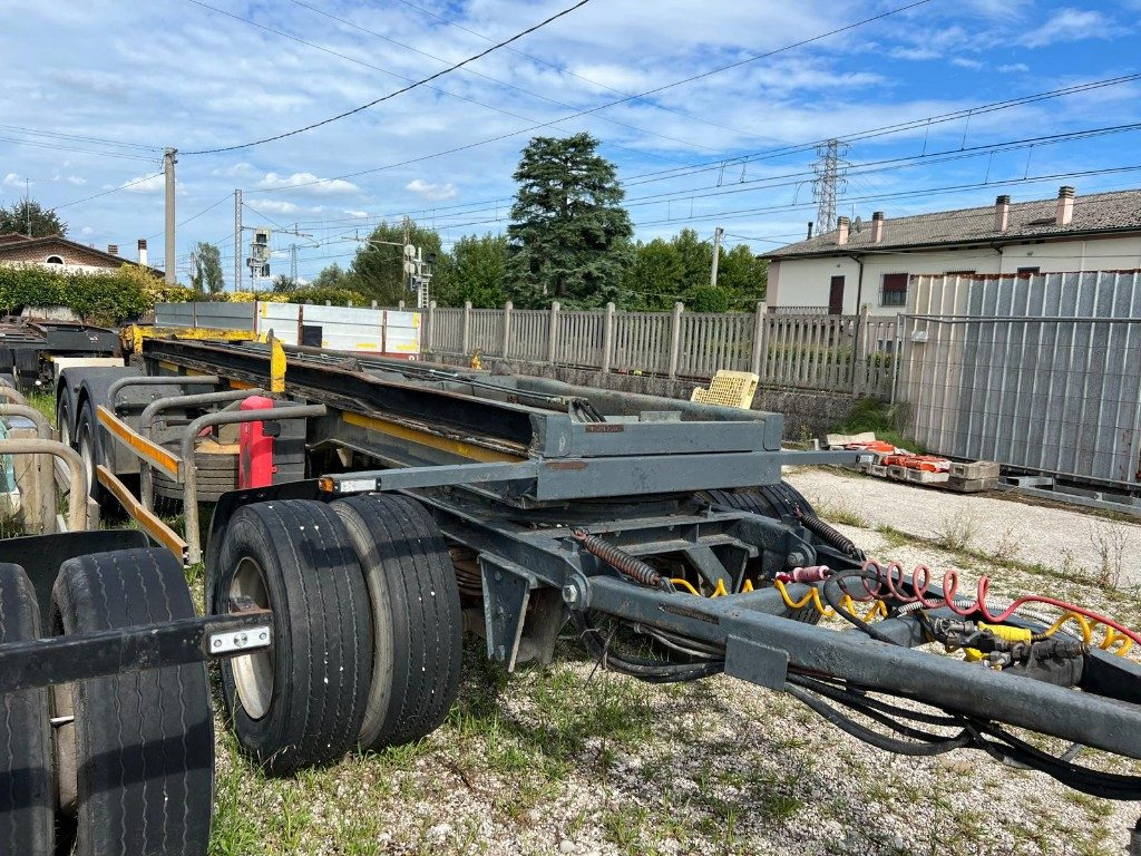 PIACENZA RIMORCHIO PIACENZA SCARRABILE BALESTRATO - Multiliftes/ Konténerszállító pótkocsi: 4 kép. PIACENZA RIMORCHIO PIACENZA SCARRABILE BALESTRATO - Multiliftes/ Konténerszállító pótkocsi: 4 kép.