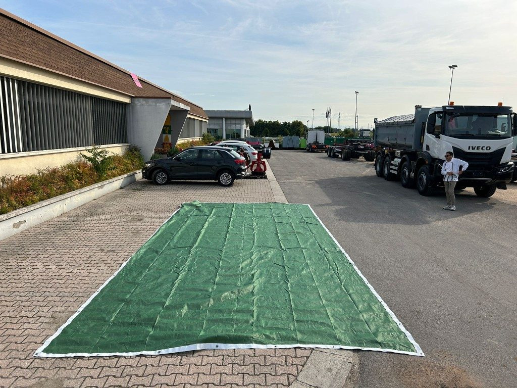 RETE ANTIGRANDINE NUOVA PER COPERTURA CONTAINERS - Karosszéria és külső - Cserefelépítmény/ Konténer: 1 kép. RETE ANTIGRANDINE NUOVA PER COPERTURA CONTAINERS - Karosszéria és külső - Cserefelépítmény/ Konténer: 1 kép.