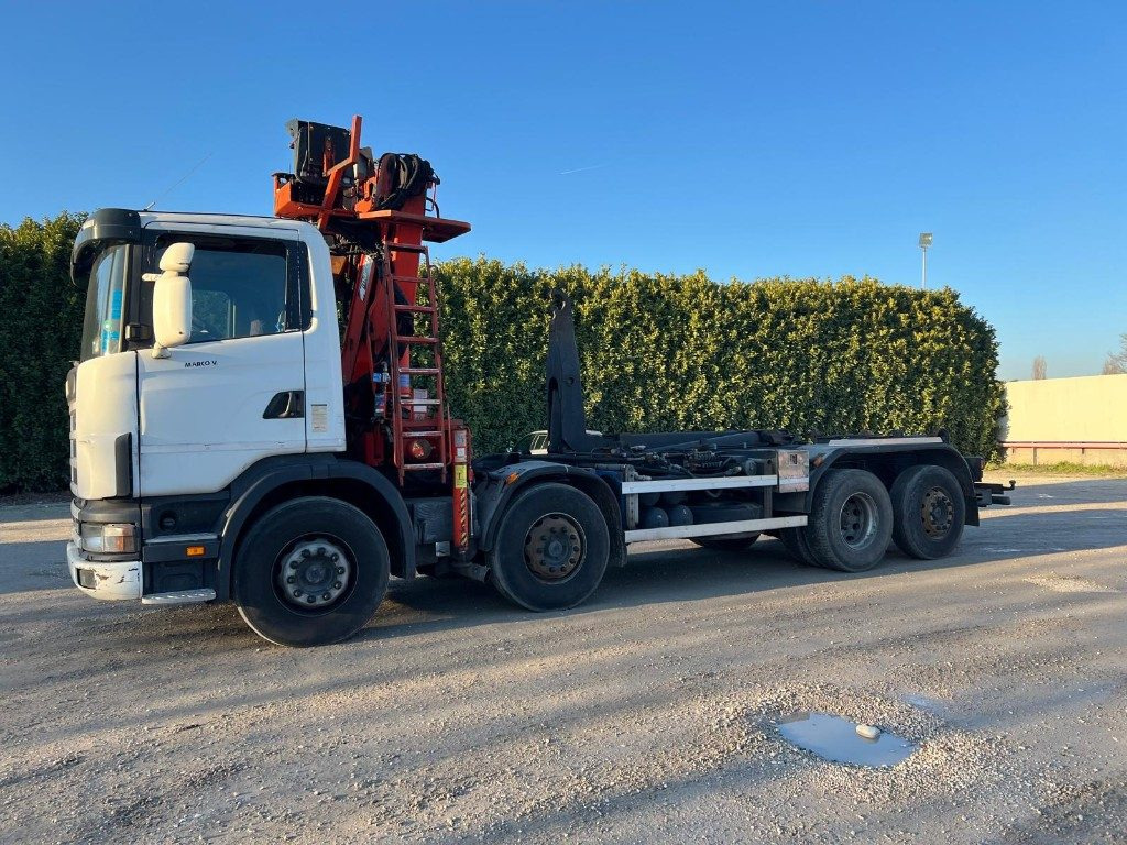 SCANIA CV R124 SCARRABILE CON GRU E POLIPO - Horgos rakodó teherautó: 2 kép. SCANIA CV R124 SCARRABILE CON GRU E POLIPO - Horgos rakodó teherautó: 2 kép.