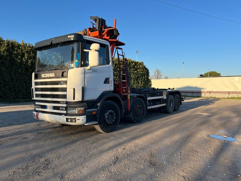 SCANIA CV R124 SCARRABILE CON GRU E POLIPO - Horgos rakodó teherautó: 1 kép. SCANIA CV R124 SCARRABILE CON GRU E POLIPO - Horgos rakodó teherautó: 1 kép.