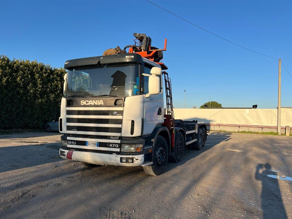 SCANIA CV R124 SCARRABILE CON GRU E POLIPO - Horgos rakodó teherautó: 3 kép. SCANIA CV R124 SCARRABILE CON GRU E POLIPO - Horgos rakodó teherautó: 3 kép.